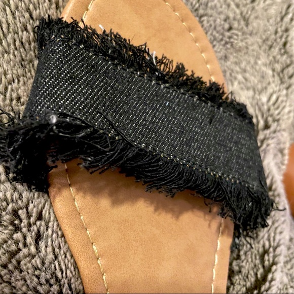 New Women’s Sandals - Picture 2 of 9